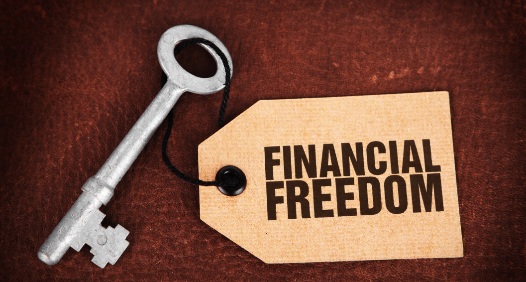 Old-fashioned key with a tag labeled 'FINANCIAL FREEDOM'