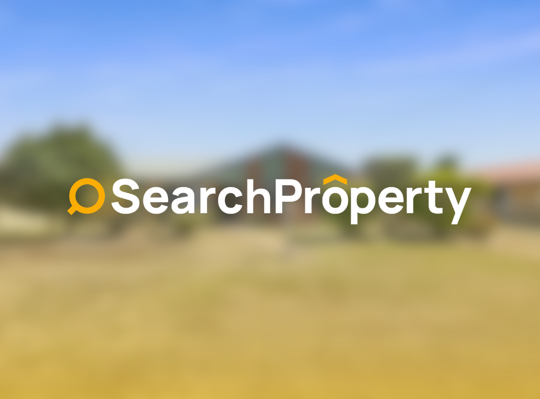Single-storey brick house in Queensland with 2 bathrooms, 2-car parking, multiple living areas, and a large front yard on an 810m² block.